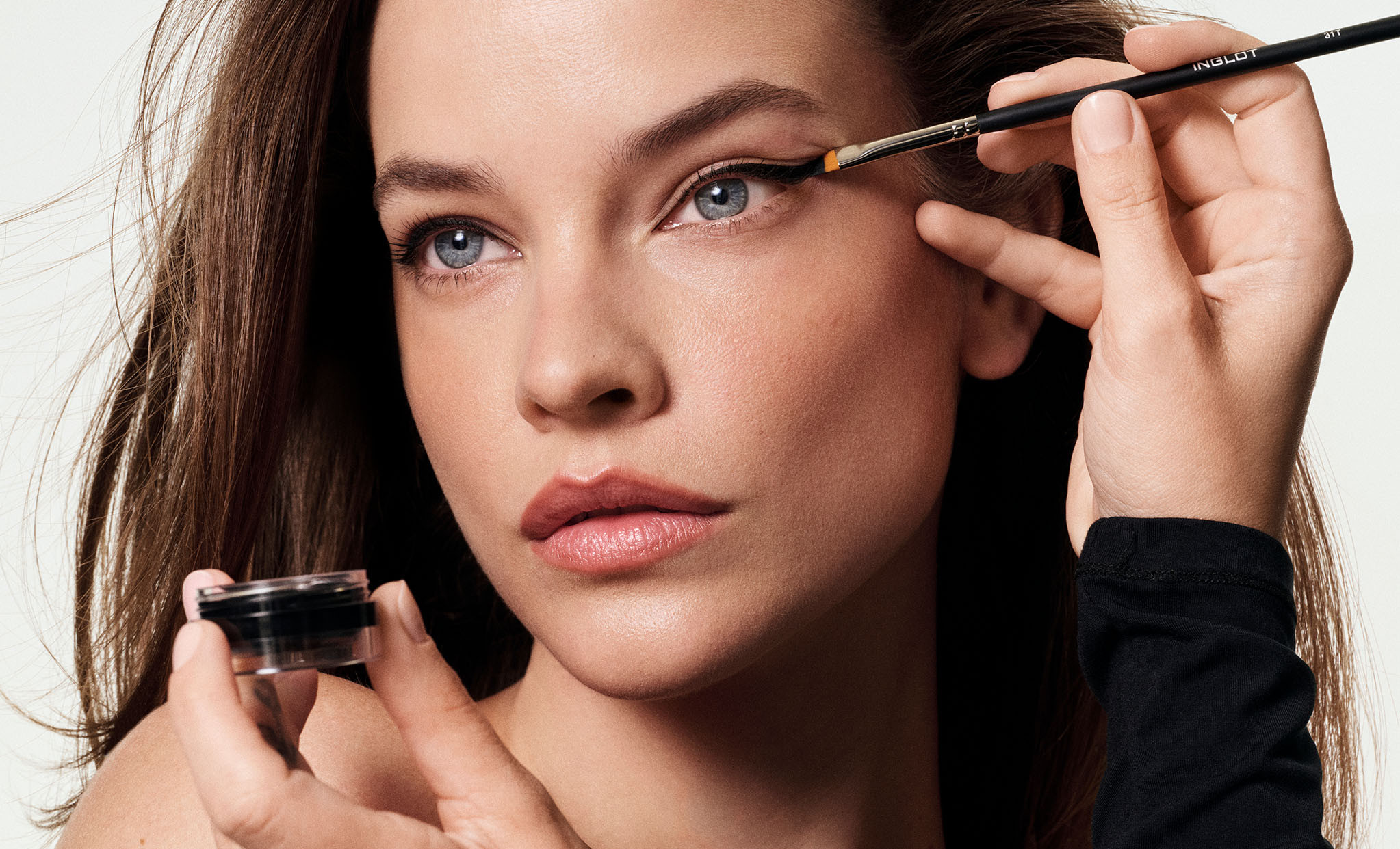 Barbara Palvin in AMC Eyeliner Gel 77